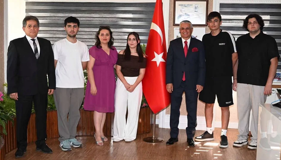 Kemer’de ücretsiz eğitimle üniversite başarısı ANTALYA – BHA Antalya Kemer Belediye Başkanı Necati Topaloğlu’nun “Eğitim