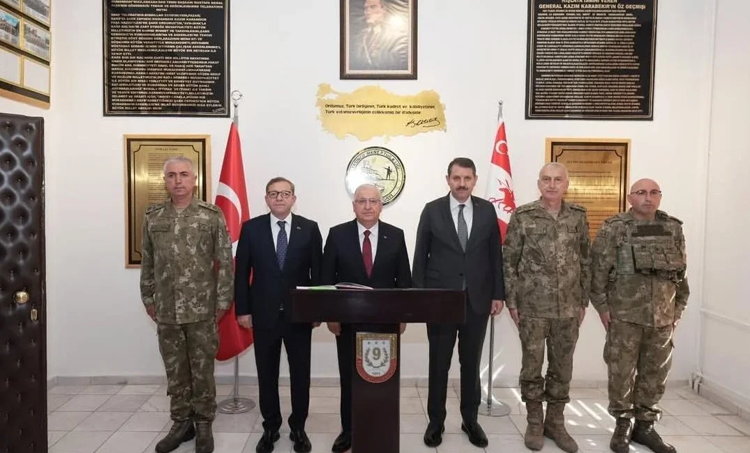 Bakan Yaşar Güler Kars’ta incelemelerde bulundu KARS – BHA Millî Savunma Bakanı Yaşar Güler, Bakan Yardımcısı