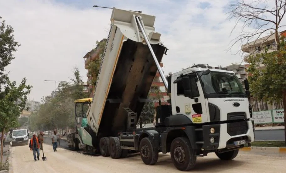 Şanlıurfa Büyükşehir yolları yeniliyor, Karaköprü’de ulaşım rahatlıyor ŞANLIURFA – BHA Şanlıurfa Büyükşehir Belediyesi, kent genelinde yol yapım