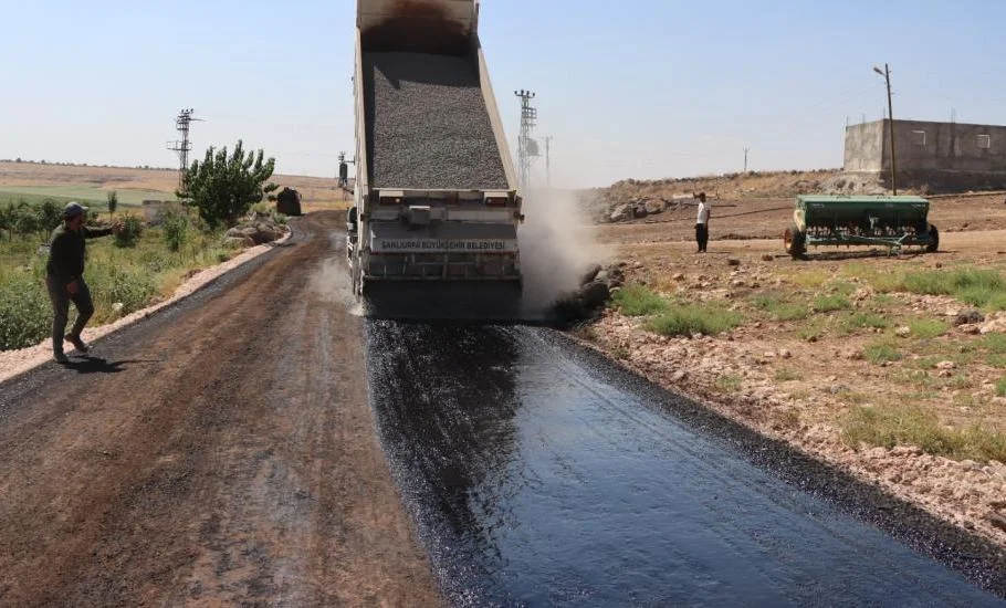 Şanlıurfa Siverek’te kırsal yollarda sathi kaplama seferberliği ŞANLIURFA – BHA Bu kapsamda Siverek ilçesine bağlı Sabancı, Keskin,