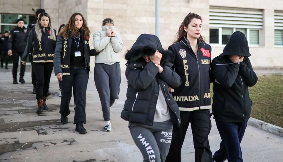 Antalya’da fuhuş operasyonu! 15 şüpheli gözaltında ANTALYA – BHA Antalya’da haftaya operasyonla başlandı. Cumhuriyet Başsavcılığı tarafından