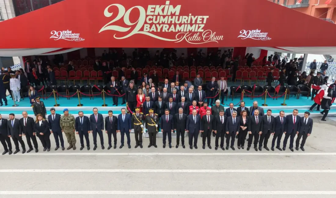 Atatürk Caddesi’nde Cumhuriyet’in 103. Yılı kutlandı Hüseyin ZORKUN – BHA
Atatürk Caddesi’nde gerçekleştirilen törene protokolden