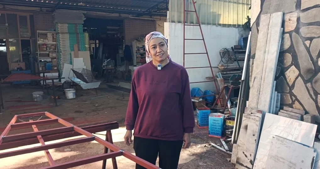 Eşinin işsiz kalmasıyla kendi işini kurdu: Demir ve mobilya üretiyor AYDIN – BHA Aydın’da yaşayan Buket Şenler, eşinin işsiz kalmasının