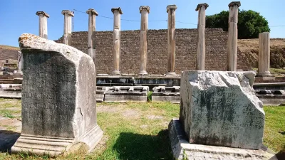 İZMİR – BHA Bir dağın yamacına inşa edilen antik tiyatro,