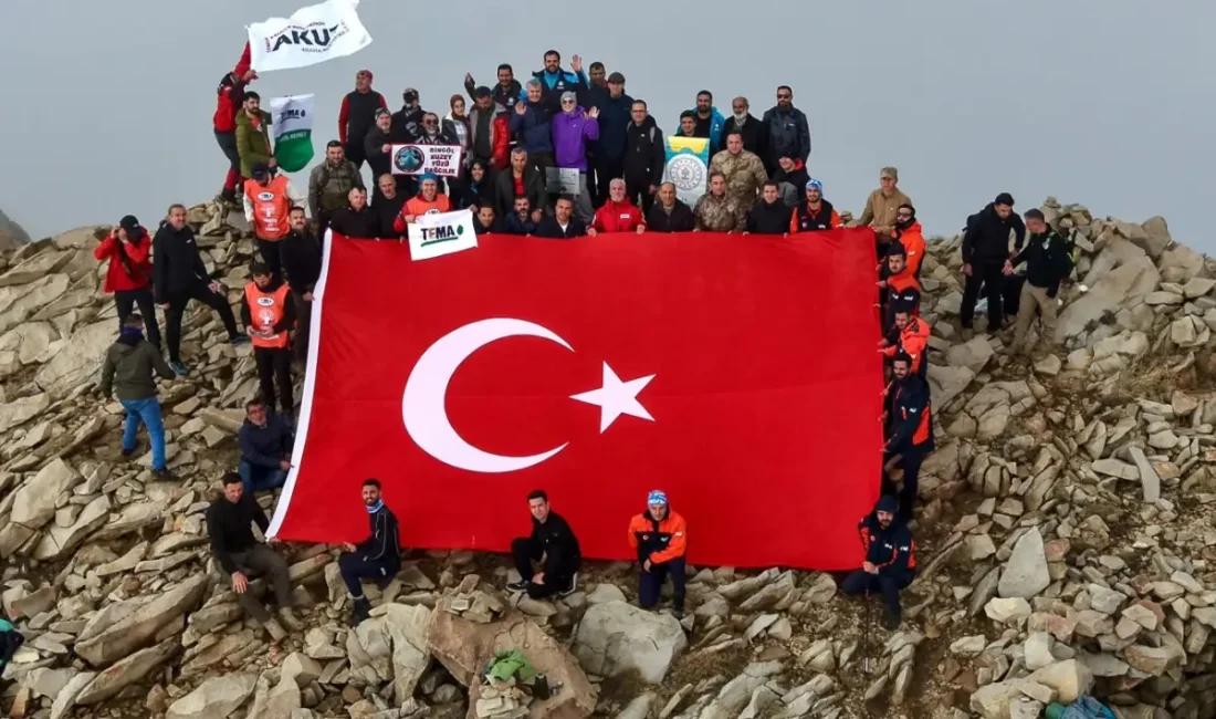 Bingöl’de Cumhuriyet coşkusu 2 bin 878 metrede yaşandı Etkinlik kapsamında, dev Türk Bayrağı eşliğinde Sülbüs Dağı’nın belirli bir