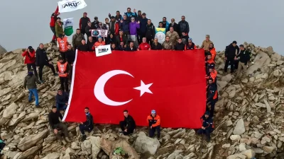 Etkinlik kapsamında, dev Türk Bayrağı eşliğinde Sülbüs Dağı’nın belirli bir