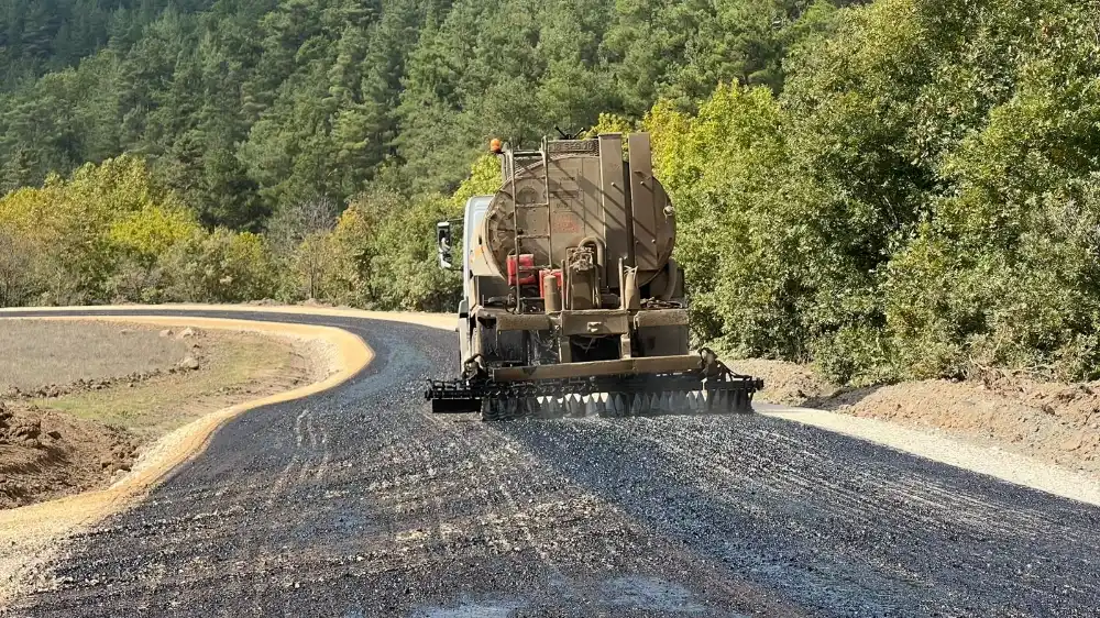 Bursa Büyükşehir, Osmangazi’de 10 kilometrelik yolu yeniledi BURSA – BHA Bursa Büyükşehir Belediyesi, Osmangazi ilçesinin Selçukgazi, Dağakça