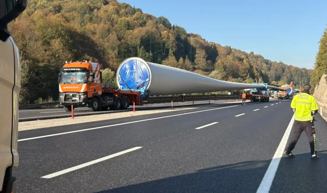 Bursa–Eskişehir kara yolunda, rüzgâr türbini kanatlarını taşıyan 13 tırlık konvoyun