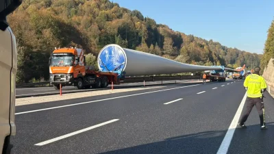 Bursa–Eskişehir kara yolunda, rüzgâr türbini kanatlarını taşıyan 13 tırlık konvoyun
