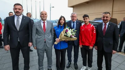 ZONGULDAK — BHA  Bakan Bak, kentteki programı öncesinde Zonguldak Valisi