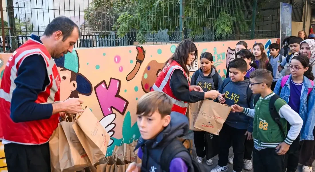 İzmir Bornova’da öğrencilere bin kumanya dağıtıldı İZMİR – BHA Bornova Belediyesi, ilçedeki okullarda eğitim gören öğrencilere