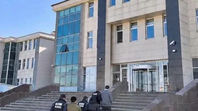 Operasyonda 13 dijital materyal ele geçirilirken, gözaltına alınan 5 şüpheliden