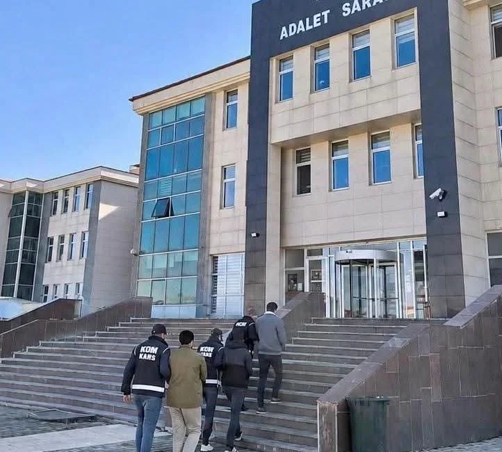 Kars ve Bursa’da Zimmet Operasyonu: 2 Şüpheli Tutuklandı Operasyonda 13 dijital materyal ele geçirilirken, gözaltına alınan 5 şüpheliden
