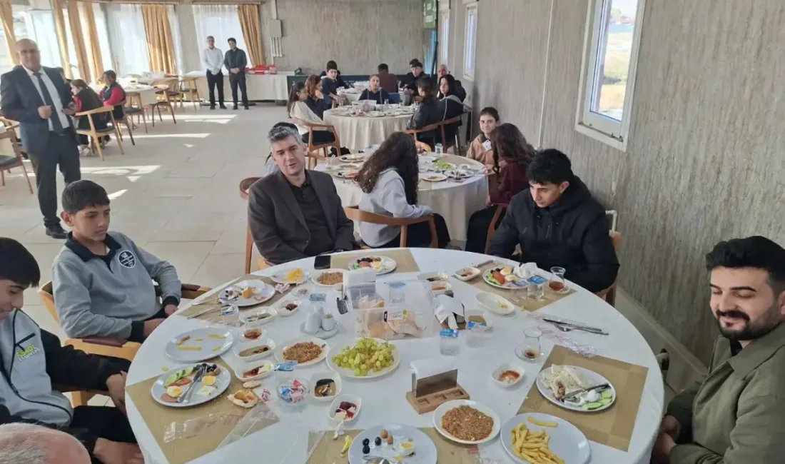 Kaymakam Furkan Korkusuz, lise öğrencileriyle kahvaltı programında Bir araya geldi Servet Arslan / AĞRI – BHA Program kapsamında öğrencilerle yakından