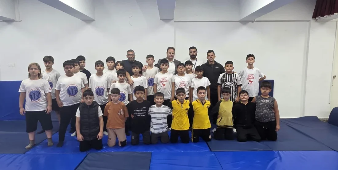 Kırıkkale’de öğrenciler güreşle spora kazandırılıyor KIRIKKALE – BHA Kırıkkale Valiliği himayesinde yürütülen “Okullar Sporla Daha