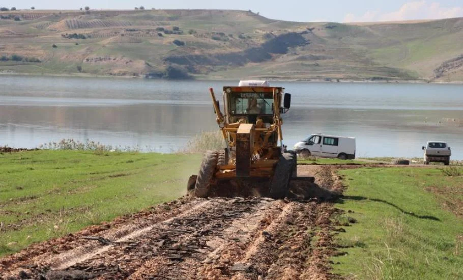 Şanlıurfa Büyükşehir, Hilvan’da 18 km’lik feribot yolunu yeniliyor ŞANLIURFA – BHA Şanlıurfa Büyükşehir Belediyesi Kırsal Hizmetler Daire Başkanlığı