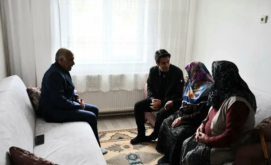 Sarıkamış Kaymakamı Aslantatar’dan yaşlılar günü ziyareti KARS – BHA Sarıkamış Kaymakamı Enis Aslantatar, Dünya Yaşlılar Günü