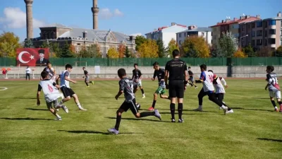KARS – BHA Seçmelerde geleceğin milli futbolcularını keşfetmek amacıyla genç