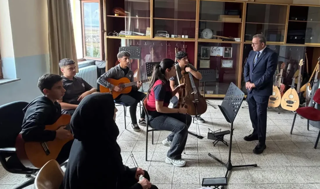 Kars Valisi Polat, lise öğrencilerinin çalışmalarını inceledi KARS – BHA Kars Valisi Ziya Polat, Gülahmet Aytemiz Güzel