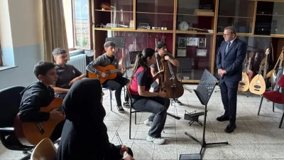 Kars Valisi Polat, lise öğrencilerinin çalışmalarını inceledi KARS – BHA Kars Valisi Ziya Polat, Gülahmet Aytemiz Güzel