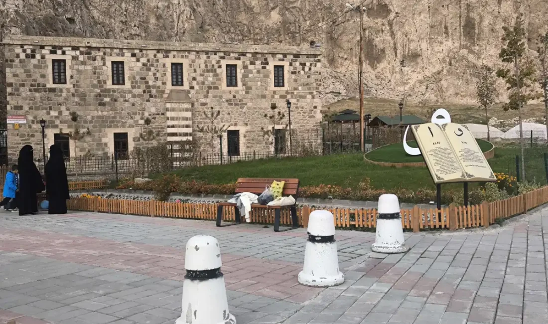 Van’da Horhor Camisi turistlerin ilgi odağı oldu VAN – BHA Van Kalesi’nin arka bölümünde yer alan tarihi