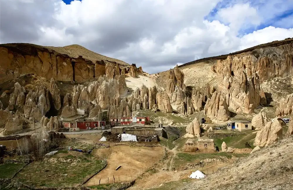 VAN – BHA Kapadokya’yı andıran peri bacaları, aşınmayla şekillenen vadiler,