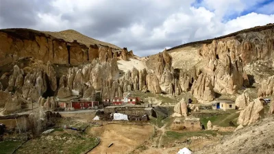 VAN – BHA Kapadokya’yı andıran peri bacaları, aşınmayla şekillenen vadiler,